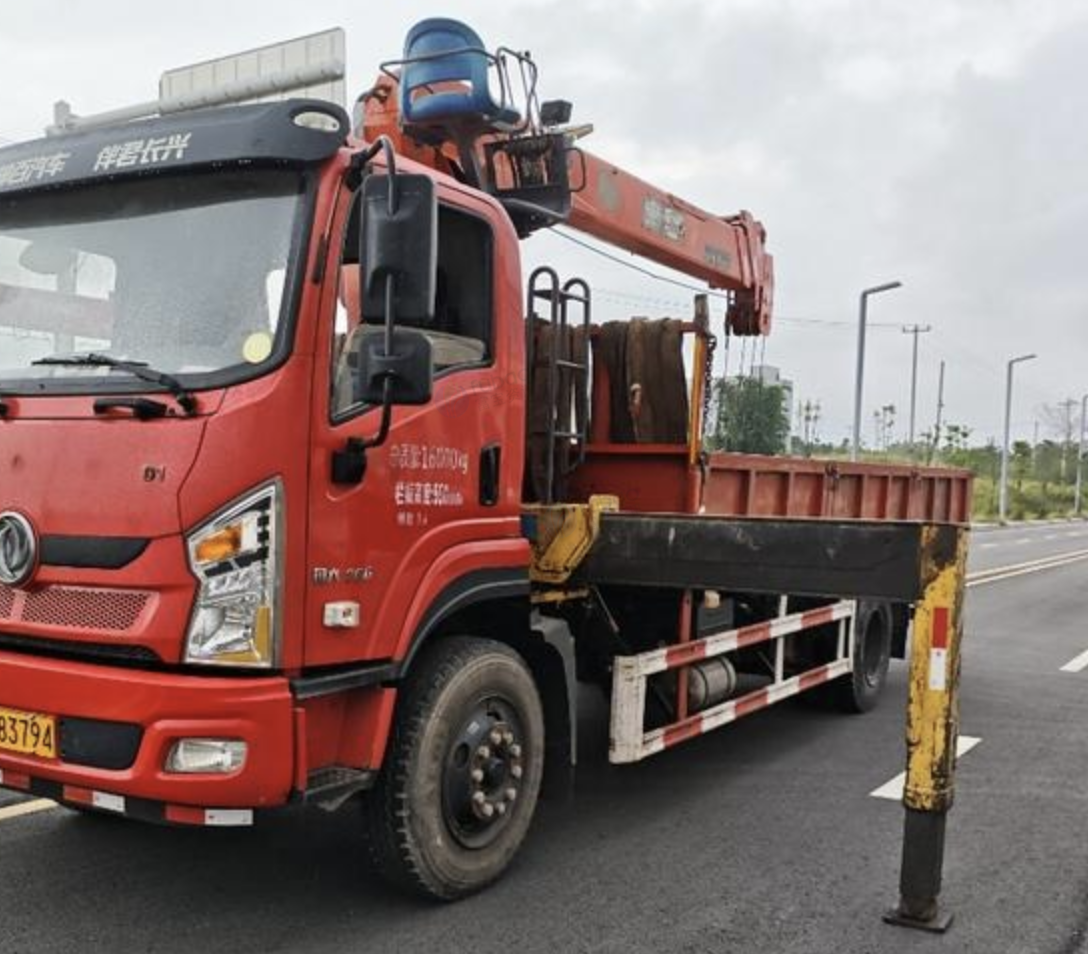 内江地区处理东风车D1随车吊