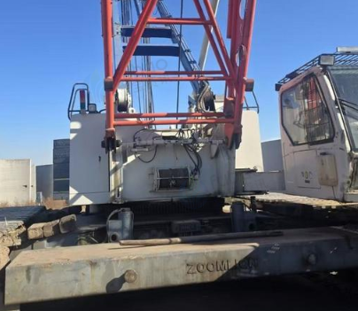 黑龙江地区处理中联180吨履带吊