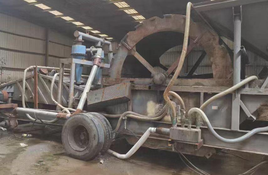 铜陵地区工地处理移动箱式破碎机、两台柴油发电机