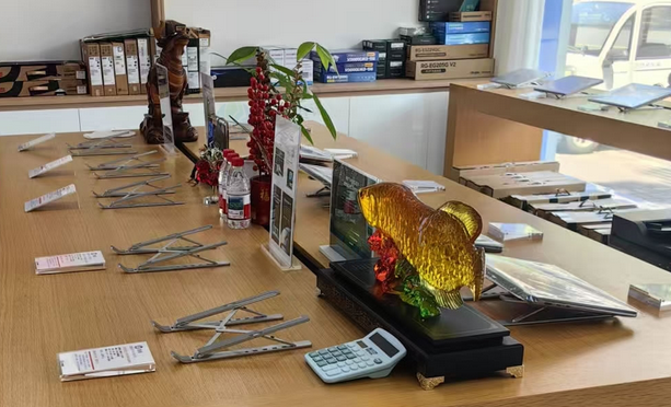 宣城地区装修处理电脑桌、货品展示柜、货品展台