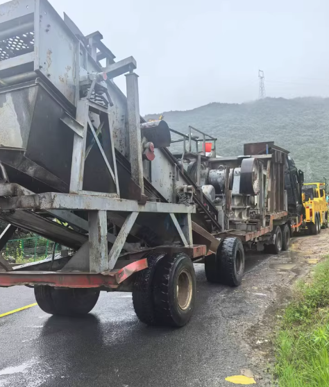 绍兴地区处理移动式57鄂式破碎机、带振动筛整套