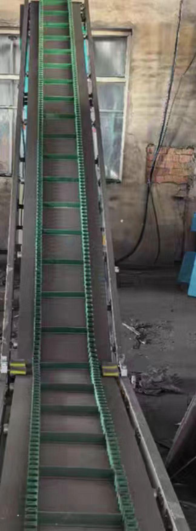 东营地区处理四台对辊挤压造粒机、9米皮带输送机