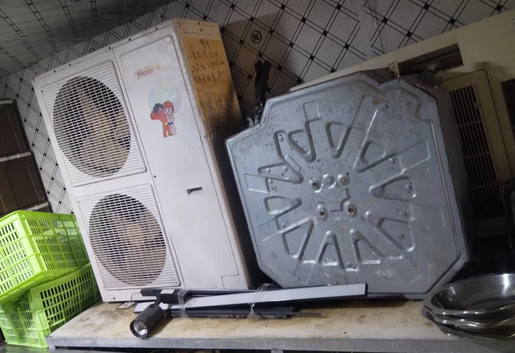 上海地区生鲜店处理猪肉展示柜、蔬菜水果架、空调等