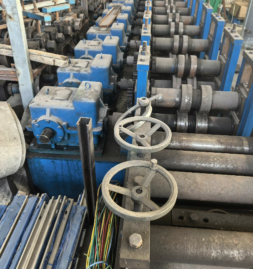 南通地区工厂处理滚压型钢机、行车2台