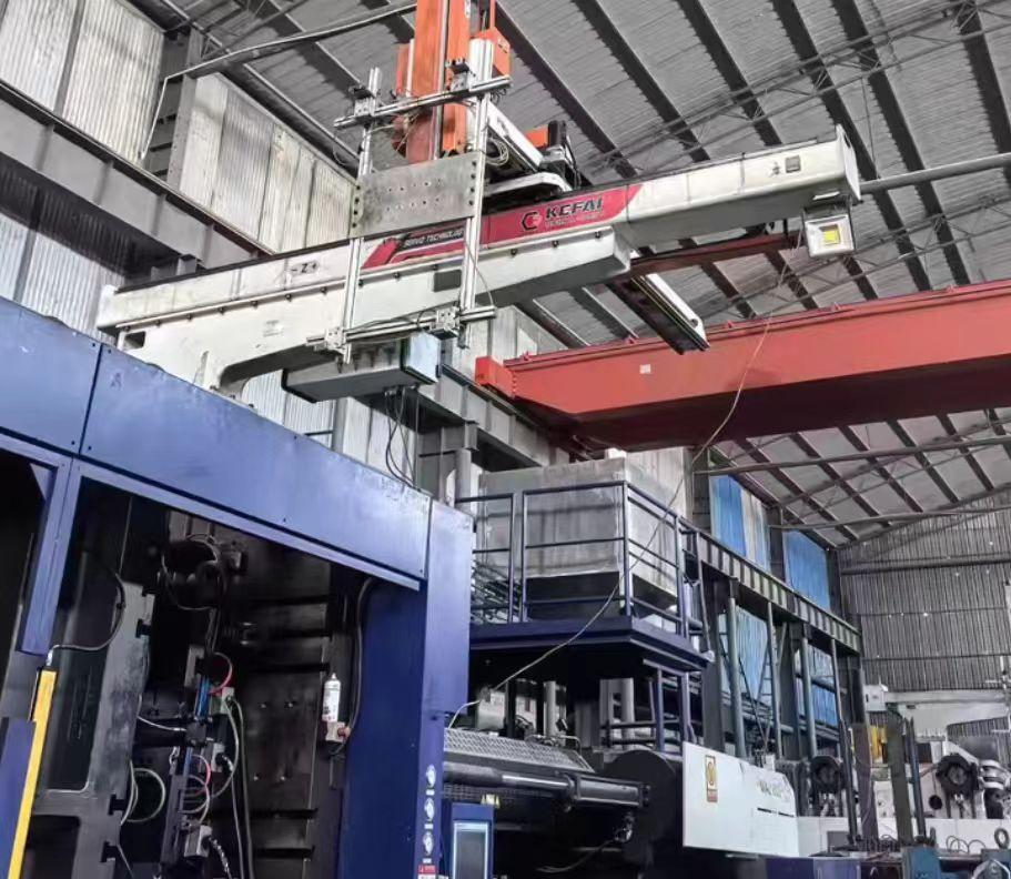 西安地区工厂处理海天2100吨注塑机