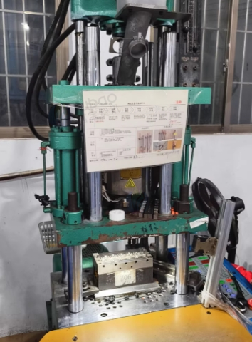 佛山地区处理3台2.5、1台2.0立式注塑机