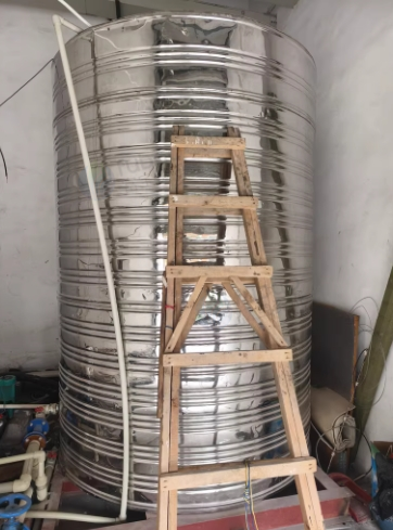 成都地区处理格力3匹、江鹿5匹空气能、增压泵、4个循环泵、1个10吨水箱