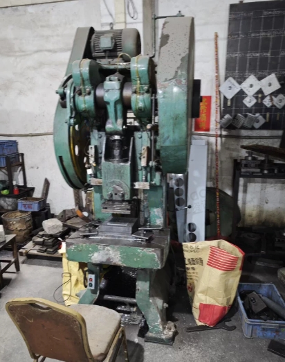 佛山地区处理63吨广锻气动冲床、80吨、50吨、30吨振业齿轮冲床