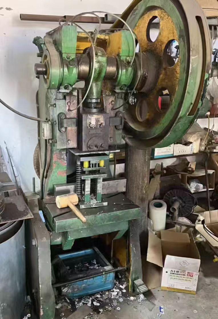 洛阳地区闲置处理滚边机、折弯机、冲床、压力机、冷压机等