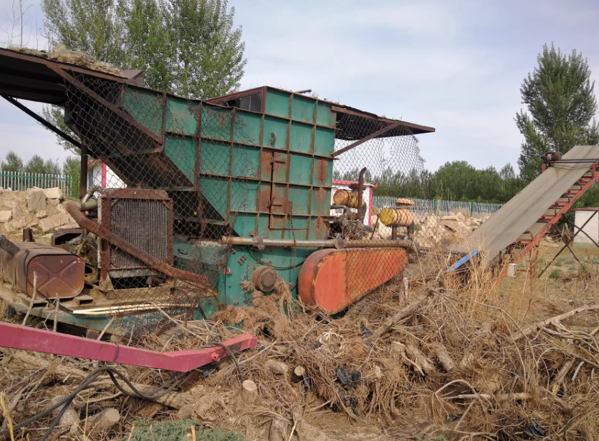 赤峰地区工厂处理宏鑫826两台柴油发动机树根粉碎机