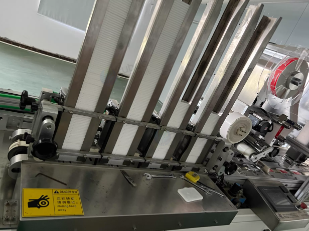 徐州地区工厂处理大昌2021年全自动准新机器湿巾配贴盖机包装机