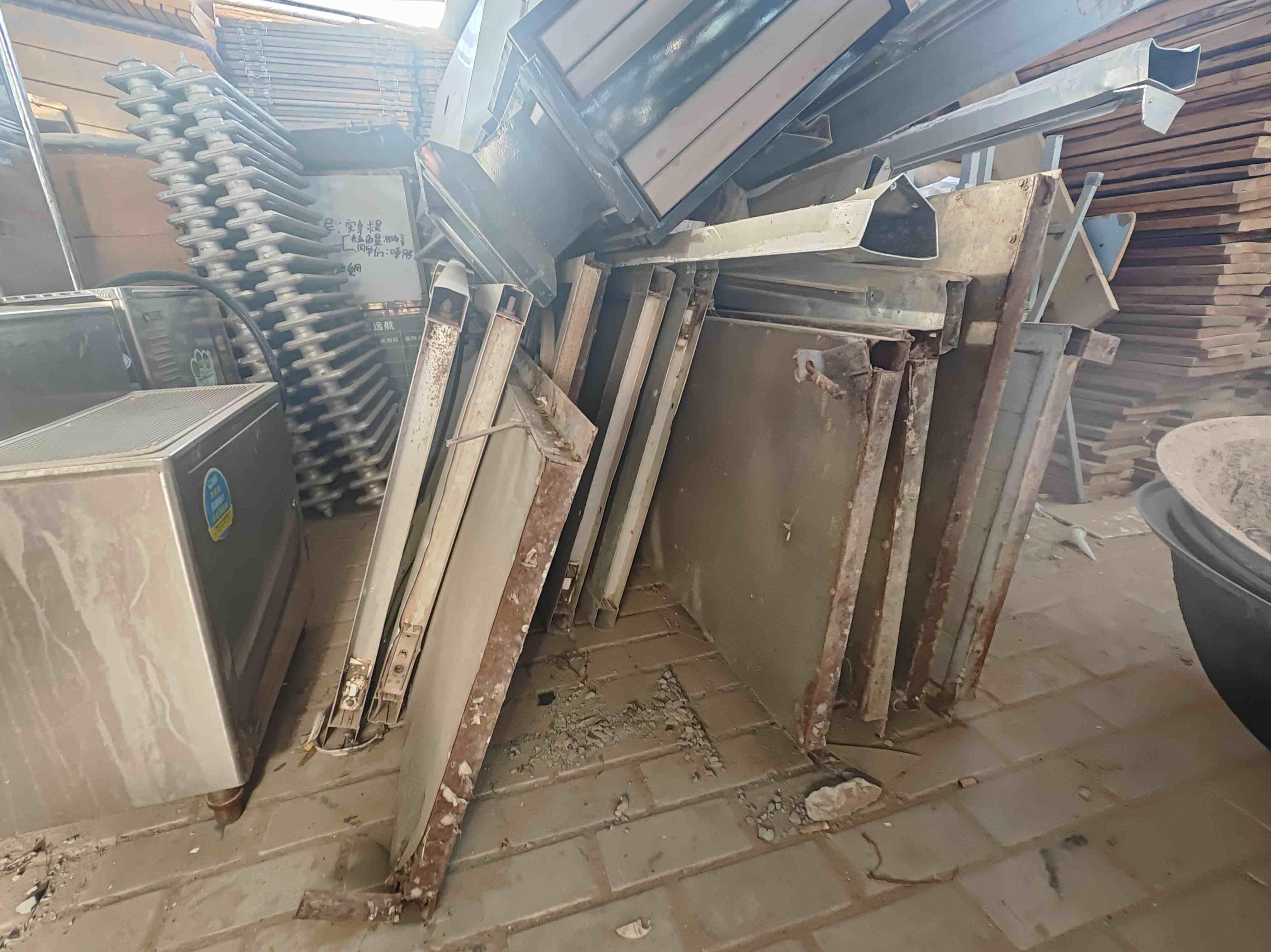 1月14日吴忠学校防护栏、铁质防盗门、旧木门等报废资产处置项目转让公告