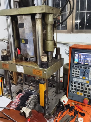 佛山地区处理3台2.5、1台2.0立式注塑机