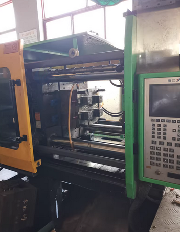 廊坊地区处理注塑机、上料机4台，线盒冲孔机