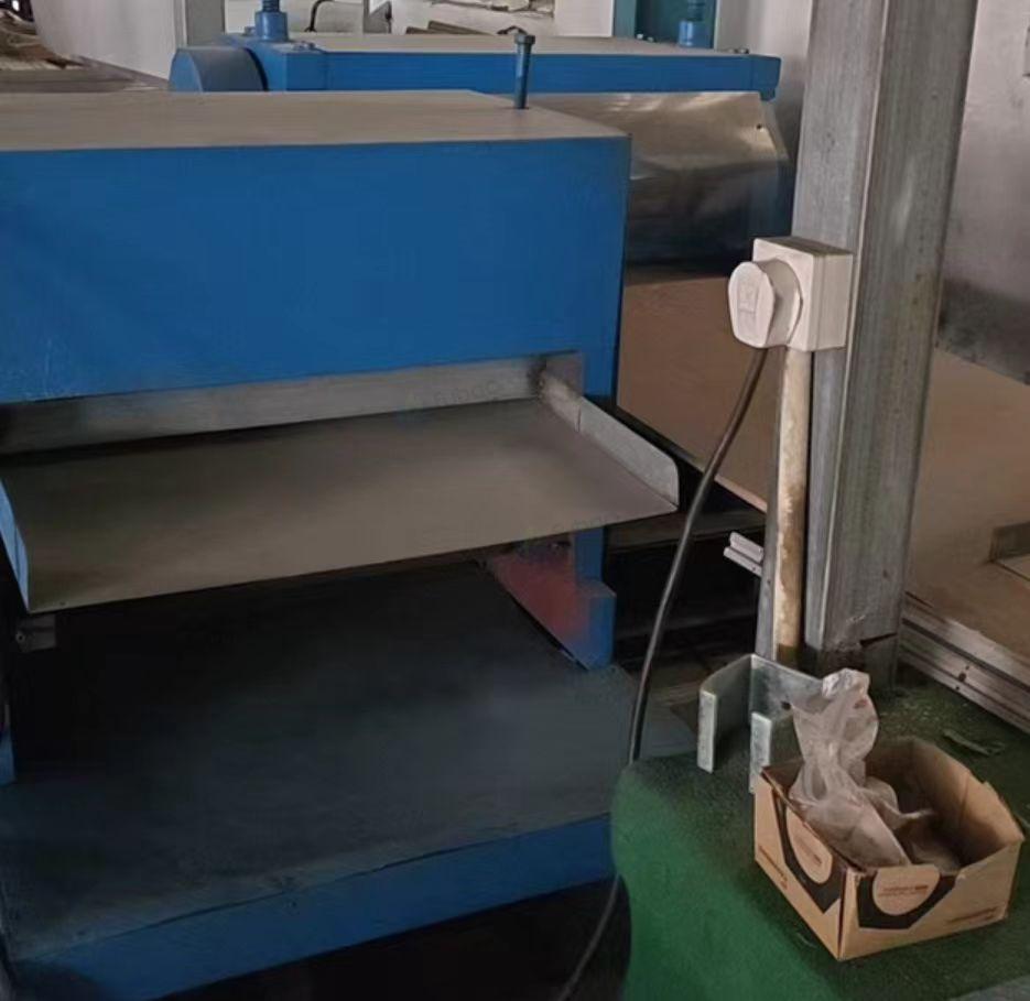 上海地区转行处理门板成型机、发泡机、彩钢板分条机、滚花机等工业滑升门门板生产线