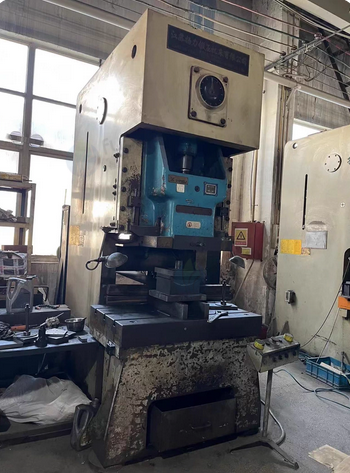 廊坊地区处理两台扬力110吨气动冲床