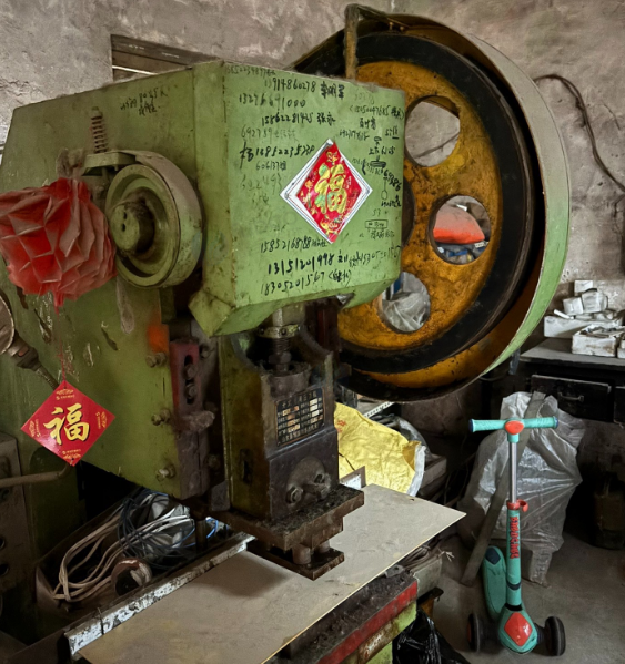 徐州地区工厂处理WC67Y-40/2500南通沪鸿液压板料折弯机1台、189液压摆式剪板机1台、冲床等