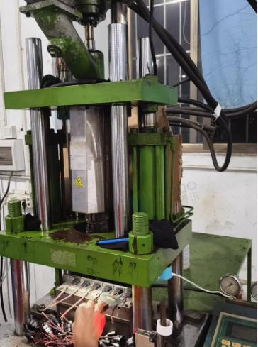 佛山地区处理3台2.5、1台2.0立式注塑机