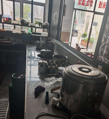 重庆地区餐馆处理2台冰箱、2台柜机