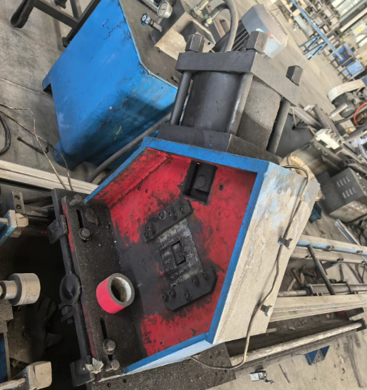 南通地区工厂处理滚压型钢机、行车2台