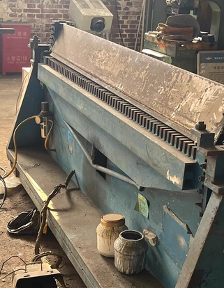 北京地区工厂处理通风管道加工设备冲床、铆钉机、等离子切割机、拱扳法兰机、气动折弯机、角钢法兰机、升降机、起重机等