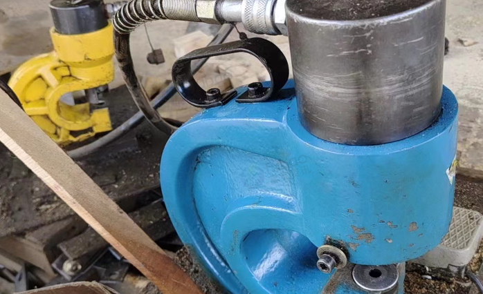 宝鸡地区处理2台液压冲孔机