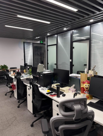 青岛地区公司不干了处理1批显示器 会议桌 凳子 柜子等办公用品