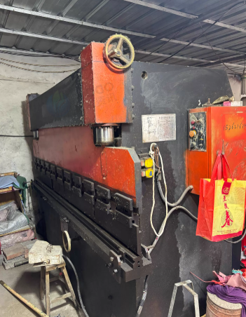 徐州地区工厂处理WC67Y-40/2500南通沪鸿液压板料折弯机1台、189液压摆式剪板机1台、冲床等
