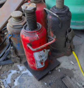 通辽地区处理扒胎机、千斤顶、气泵、实心轮胎等