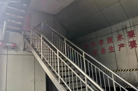 1月3日石嘴山科技公司设备类资产（机器设备、车辆和电子及办公设备、）洗配煤设备及煤矸石工业型煤设备等、吸尘车1辆、洒水车1辆、电脑、打印机、茶几沙发等、生物资产共计8项、无形资产共计32项网络拍卖公告