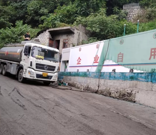 六盘水地区企业处理50立方双罐单岛双枪阻热防爆撬桩加注罐