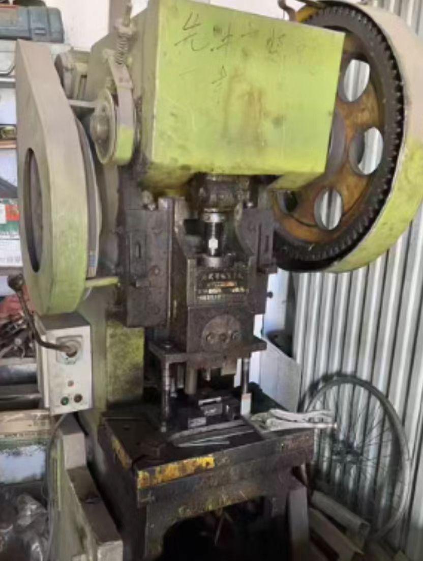 洛阳地区闲置处理滚边机、折弯机、冲床、压力机、冷压机等