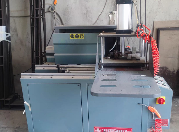 南昌地区工厂处理铝合金门窗液压组角