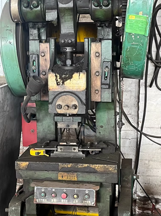 北京地区工厂处理通风管道加工设备冲床、铆钉机、等离子切割机、拱扳法兰机、气动折弯机、角钢法兰机、升降机、起重机等