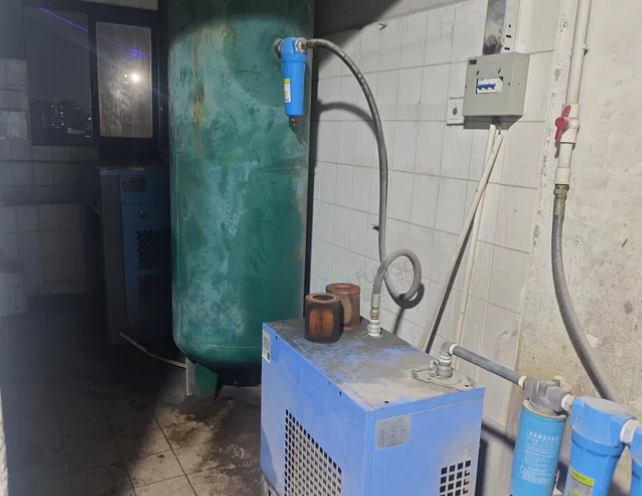 东莞地区工厂处理螺杆式空压机一套