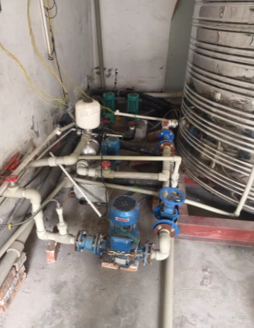 成都地区处理格力3匹、江鹿5匹空气能、增压泵、4个循环泵、1个10吨水箱