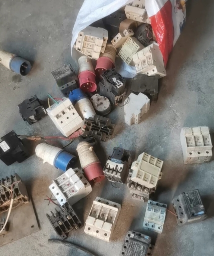 淮安地区处理63A-160A空气开关、各种交流接触器、旧焊机