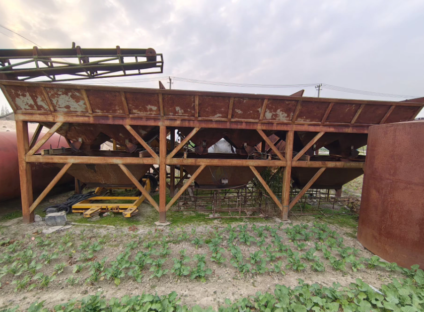 泰州地区处理60T水泥罐、100Y水泥罐、抓斗、搅拌机、送料机等