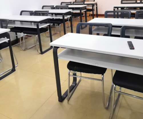 赣州地区处理几十张桌椅