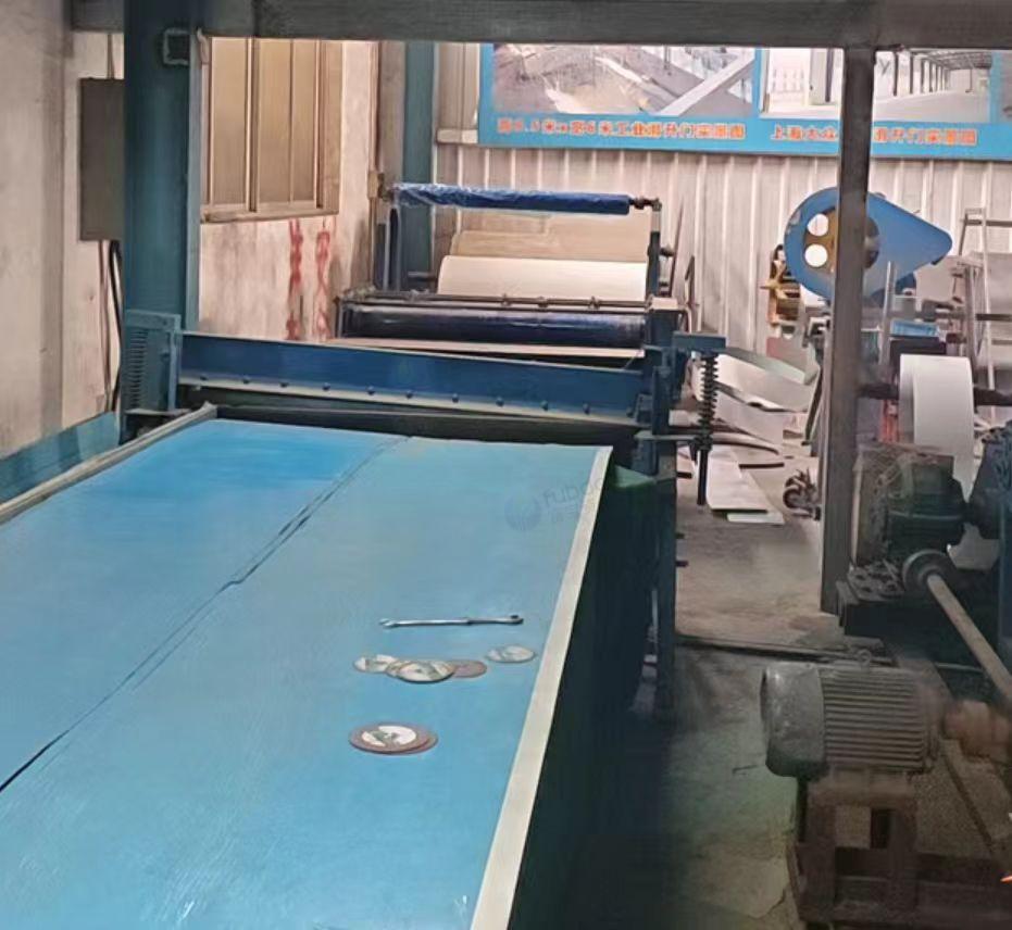 上海地区转行处理门板成型机、发泡机、彩钢板分条机、滚花机等工业滑升门门板生产线