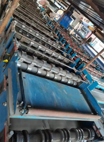 济南地区工厂处理2台彩钢压瓦机