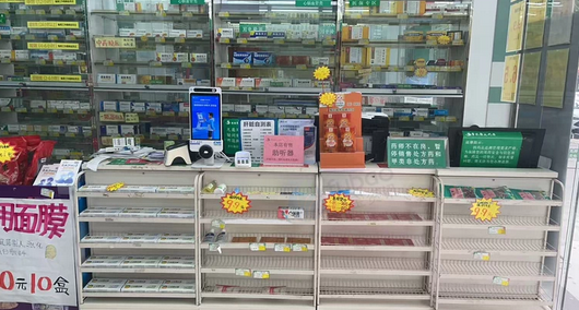 桂林地区药店处理1批木质中药斗柜、玻璃中药展示柜、天花机空调等