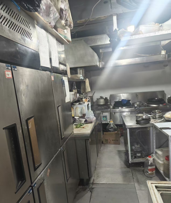 太原地区店铺处理不锈钢操作台、冰柜、六门冰箱、串串炉子全套烧烤店设备