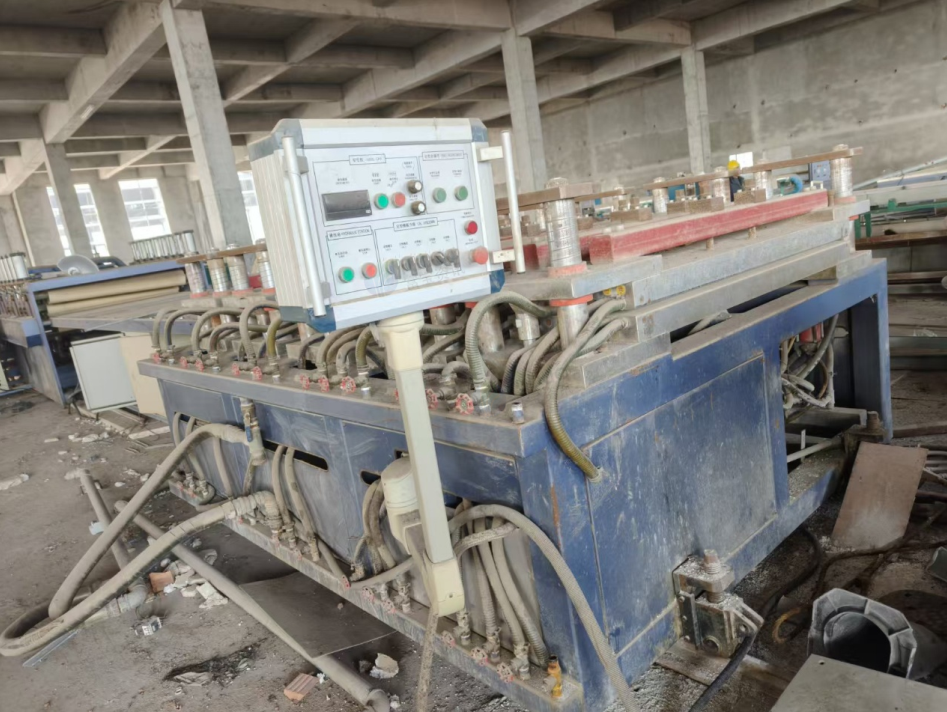 供应：冷却塔、配电箱、双螺杆挤出机等一批生产设备