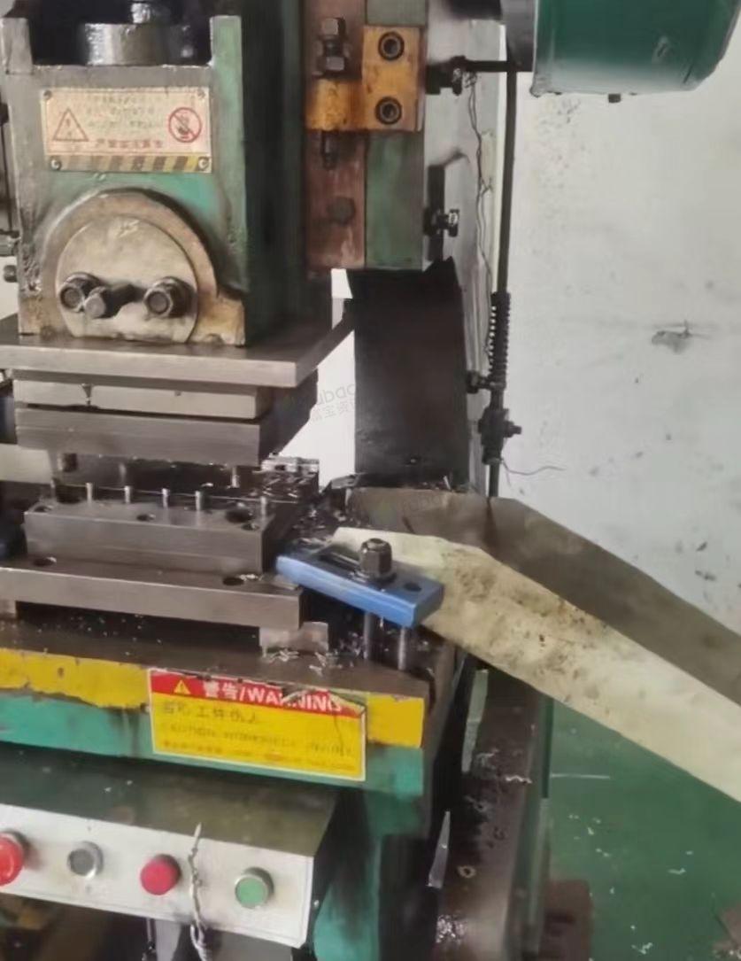 佛山地区工厂停工处理三台冲床、数码送料机、气动送料机等