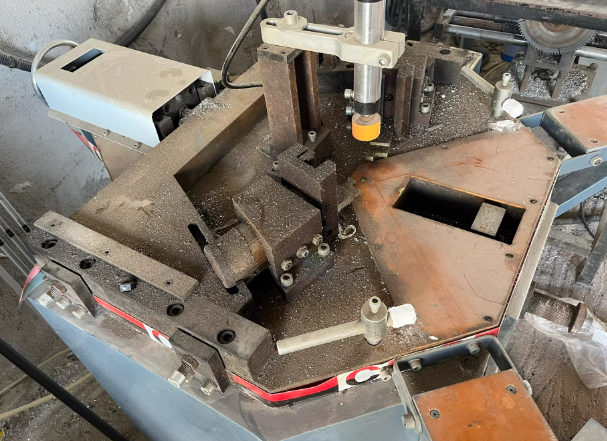 南昌地区工厂处理端面铣床1台、门窗重型组角度机1台