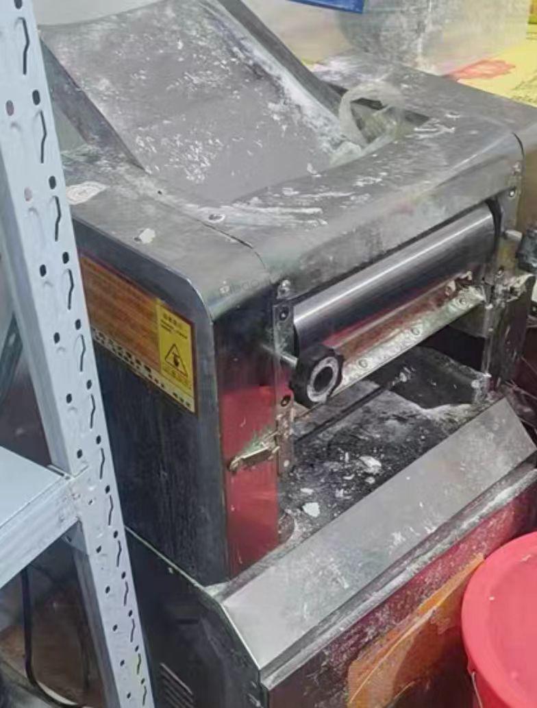 兰州地区处理压面机、冰箱、蒸汽炉、电饼铛、油锅、桌椅板凳等