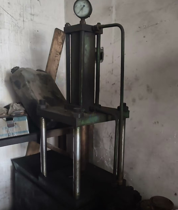 长治地区工厂处理机床（打孔机）、大型压力机50吨、一百吨的压力机、切割机、四柱液压机等