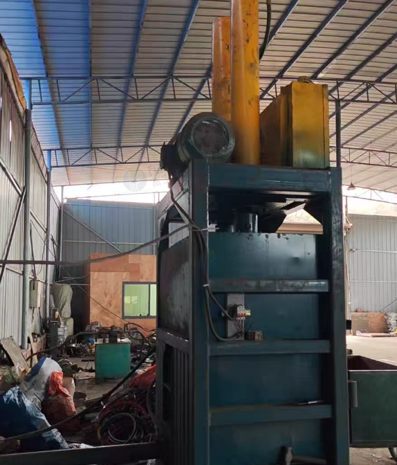 衡阳地区处理废旧金属破碎机、合力叉车带抱夹、液压机、200吨鳄鱼剪切机、立式液压打包机