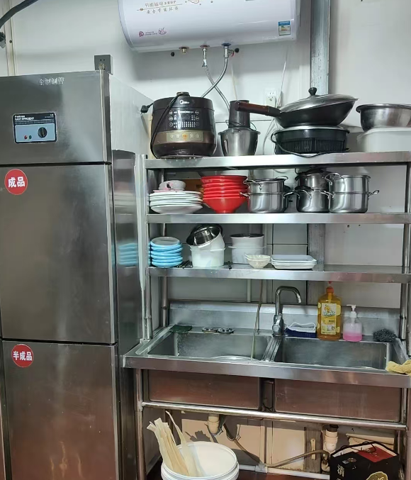 太原地区店铺处理四开门冰箱、操作台冰箱、带架子两个、六十升热水器、不锈钢和台柜等小火锅店设备